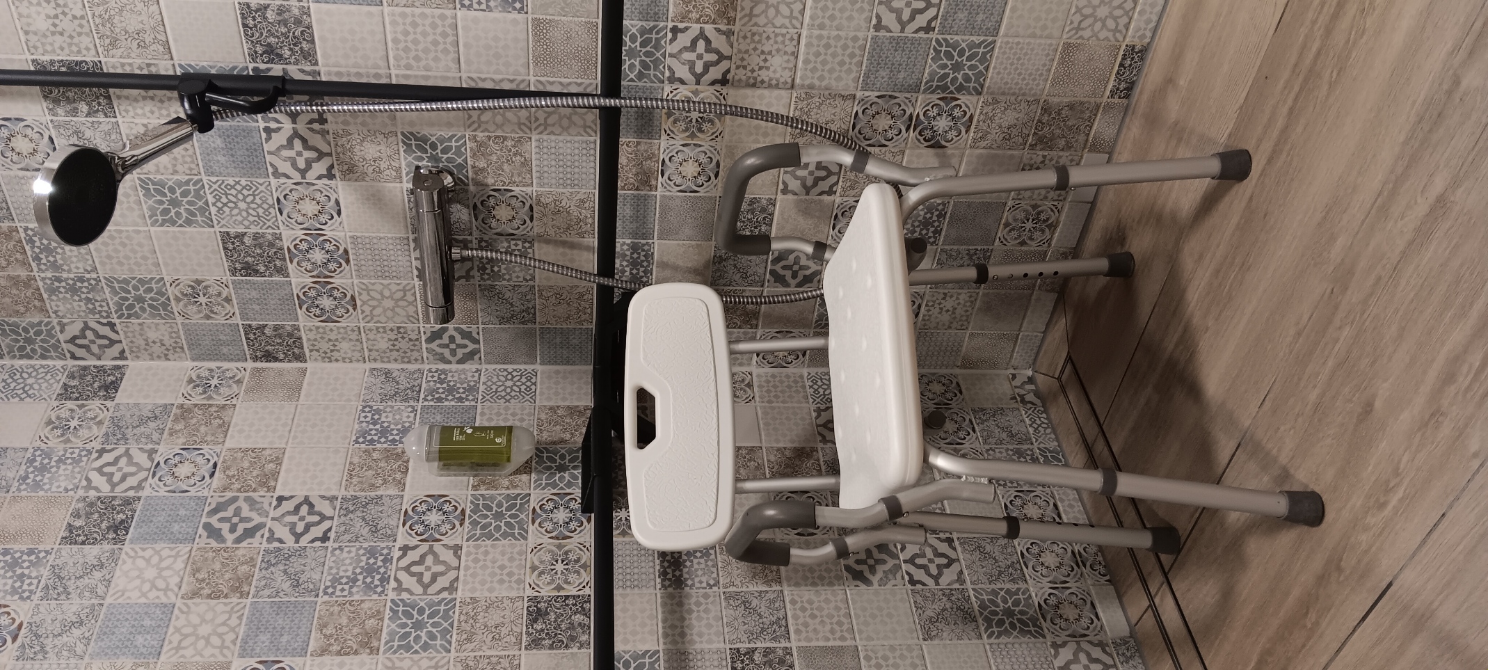 Duschrollstuhl in der Dusche